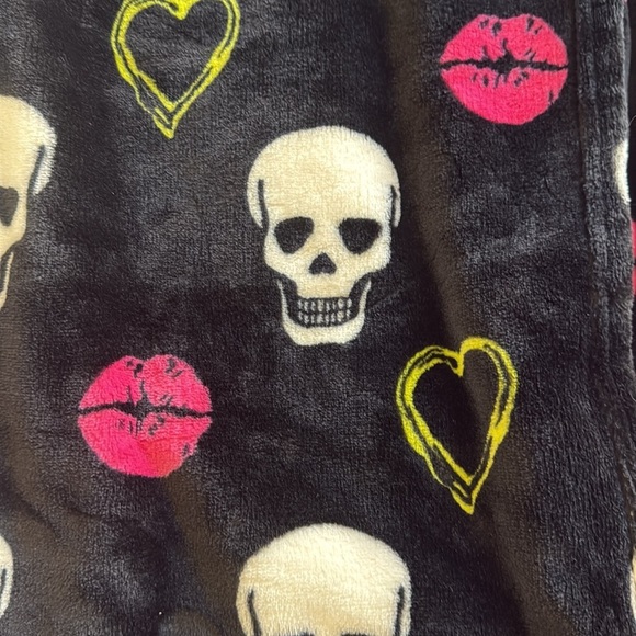 BETSEY JOHNSON Skull Hearts Lips Black  Plush Throw‎ Blanket - Picture 5 of 5